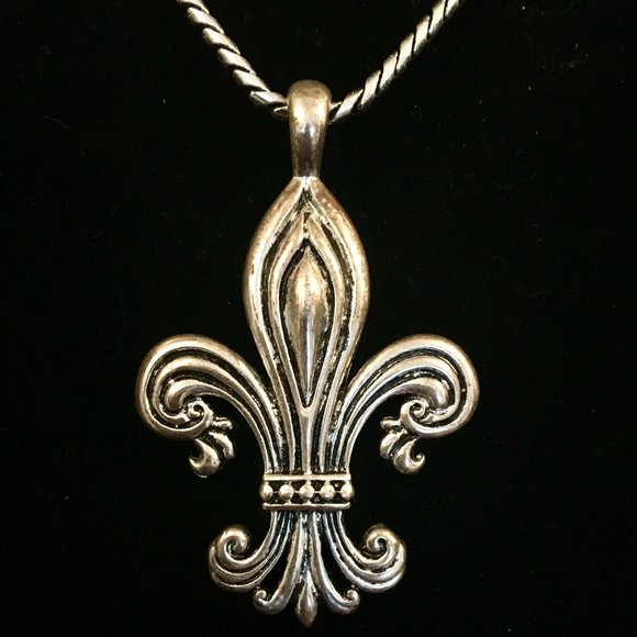Vintage Retro Fleur de Lis Pendant and Necklace - Picture 4 of 12